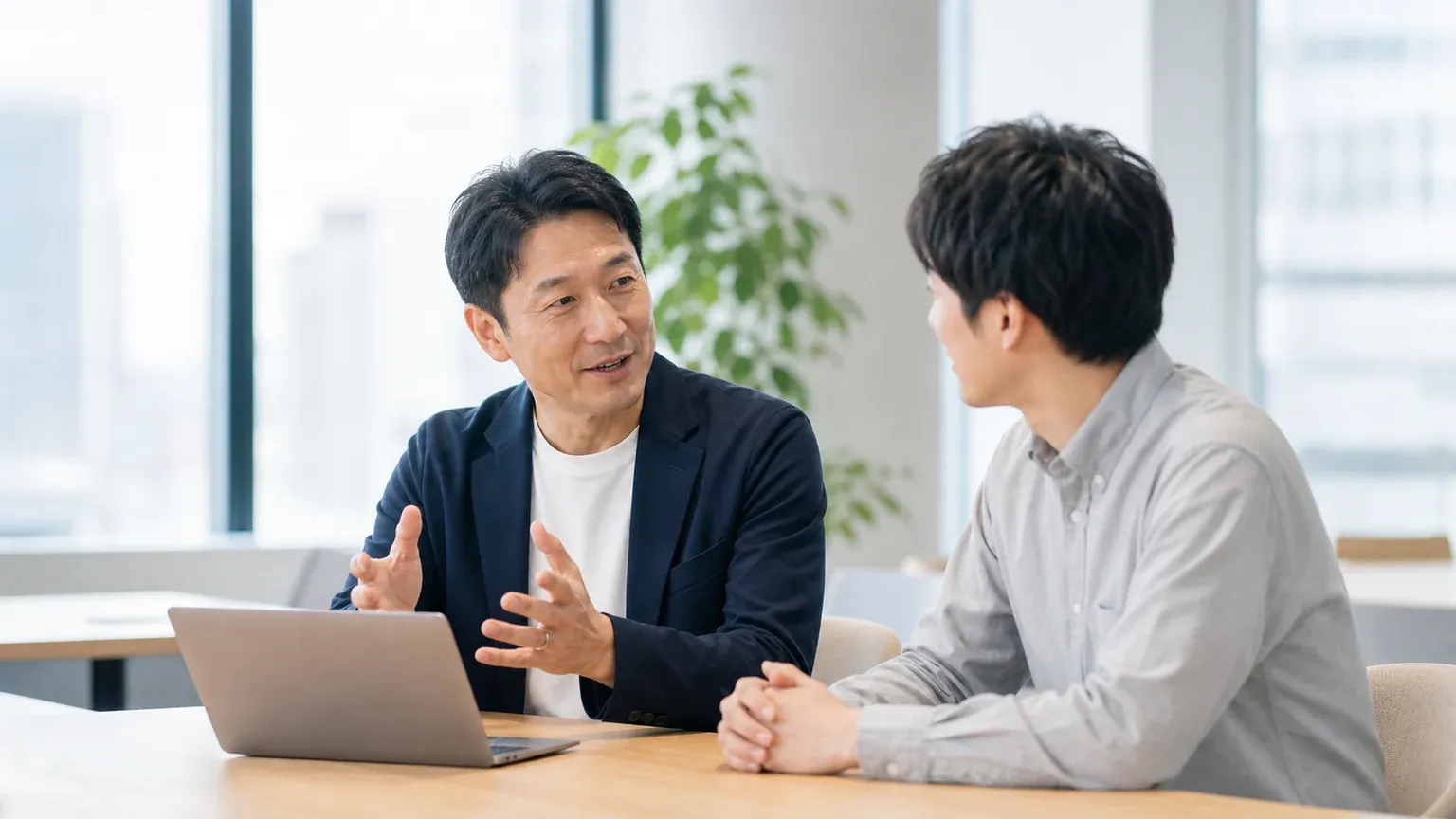 システム開発を依頼する流れと会社選びを検討する発注担当者の打ち合わせ