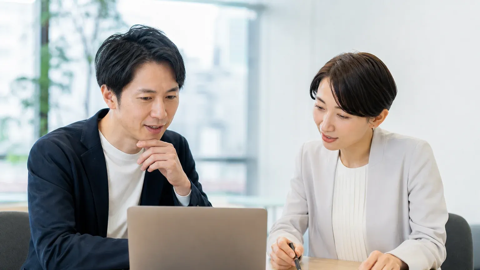 要件定義AIツールの提案内容を発注側と開発会社で確認する場面