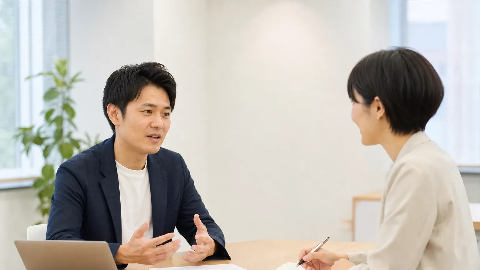 要件定義のヒアリングに臨む発注側担当者と開発会社の打ち合わせ