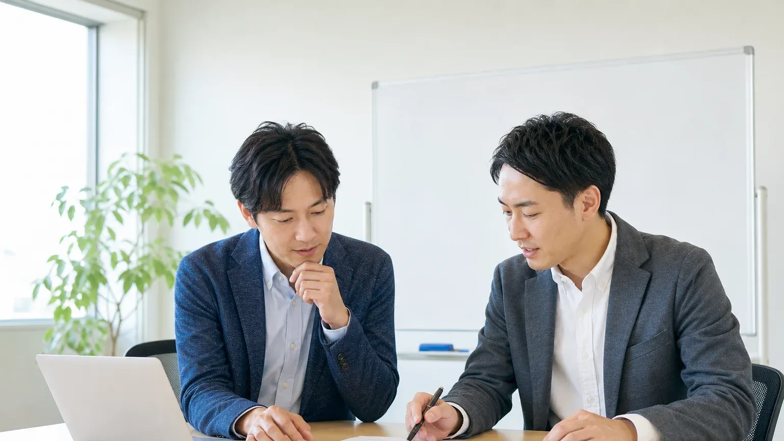 要件定義が失敗する原因を発注側と開発会社で振り返る場面