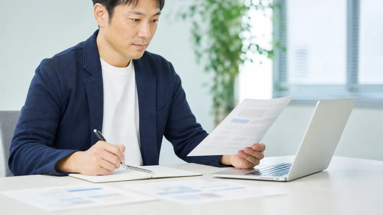 要件定義と基本設計の違いを発注側と開発会社で確認する打ち合わせ