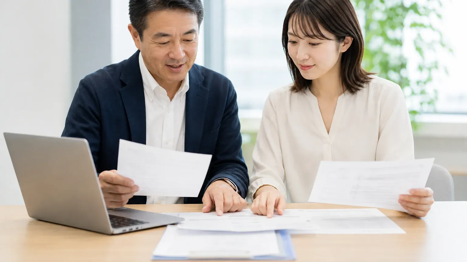 発注側が要件定義のために業務情報を整理して持ち寄る場面