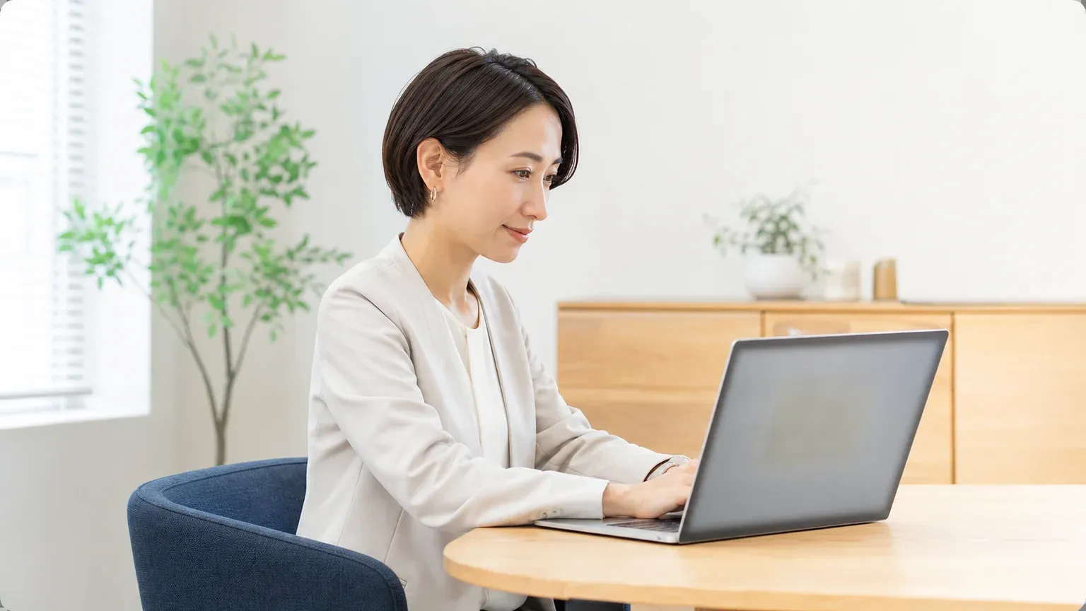 RFIやRFPの依頼方法と省略可否を確認しながら発注準備を進める担当者