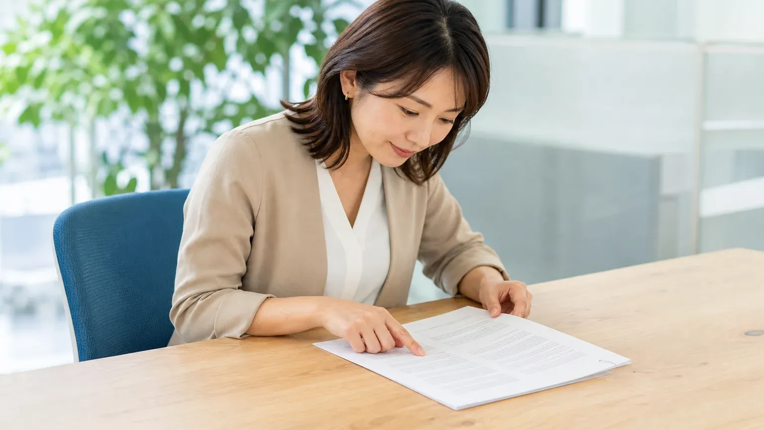 開発会社から届いた契約書の権利に関する条項を、発注側の担当者が指でたどりながら確認している場面