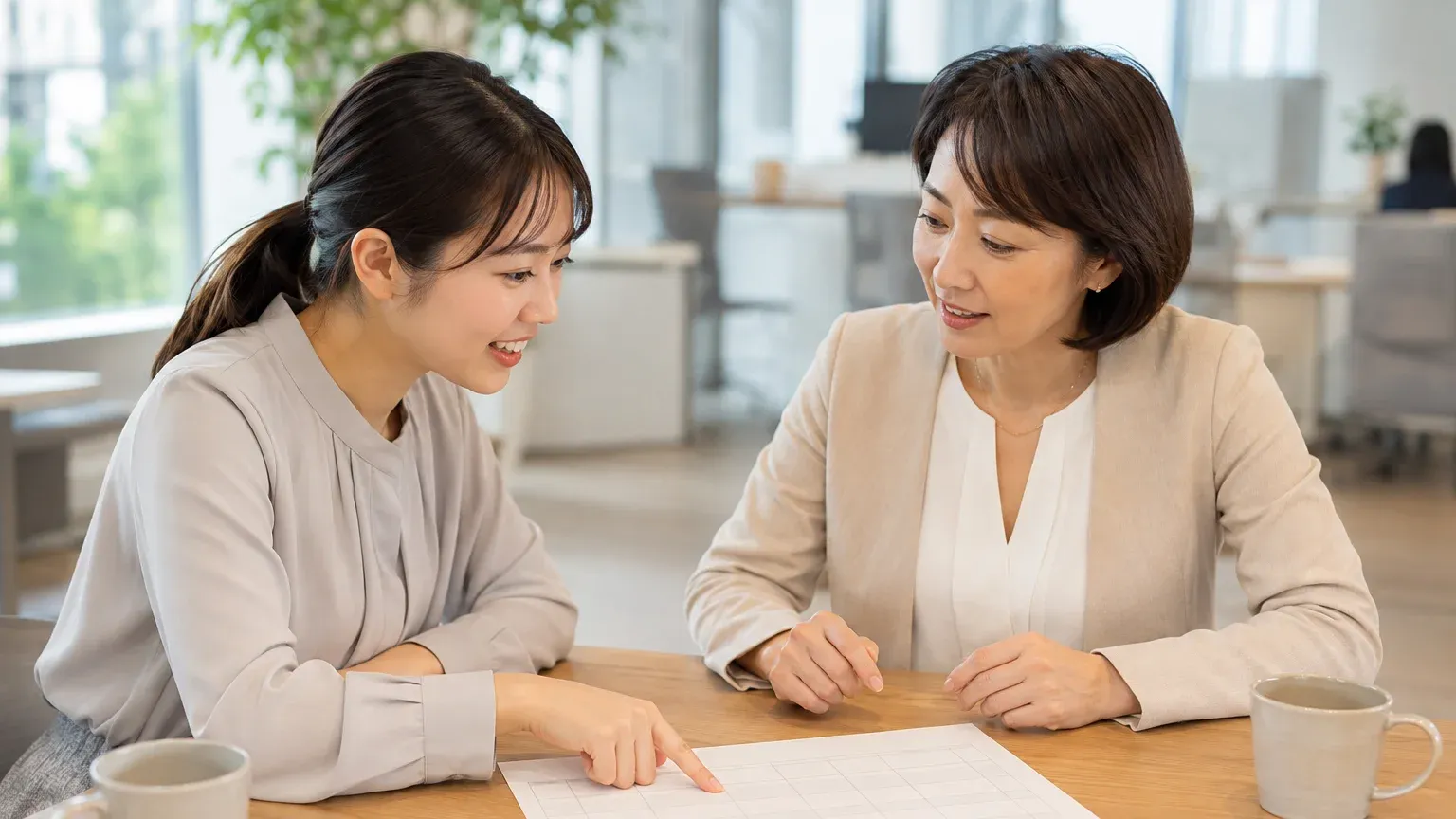 要件の一覧を見ながら、担当者二人がどう確かめるかを相談している場面