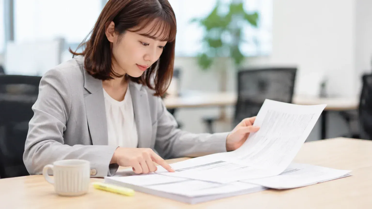 複数の公募要領を並べ、自社の開発計画が対象になるかを一つずつ確かめている場面