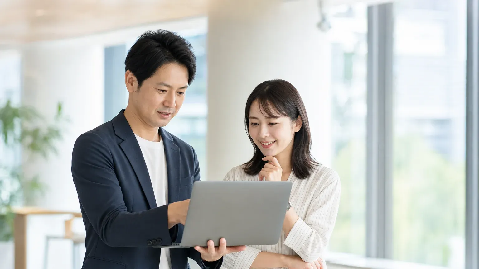 ベンダーコントロールの改善策を担当者同士で打ち合わせる様子
