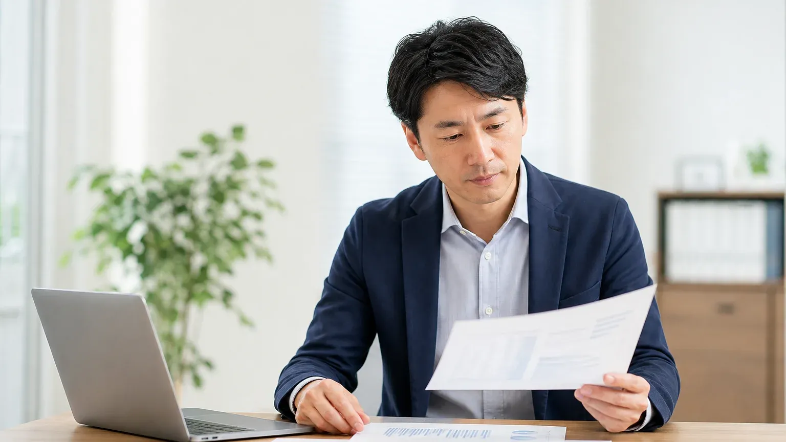 ベンダーコントロールの難しさに向き合いながら資料を確認する担当者