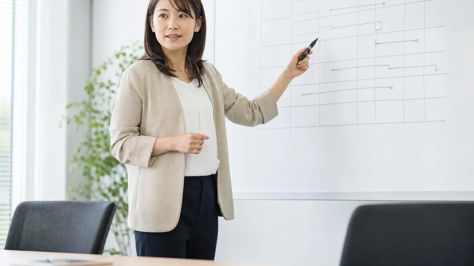 定例会議でベンダーと進捗と課題を確認するベンダーコントロールの場面