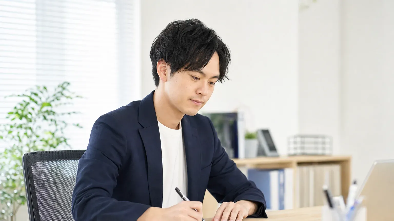 ベンダーコントロールをやりたくないと感じながら資料に向き合う担当者